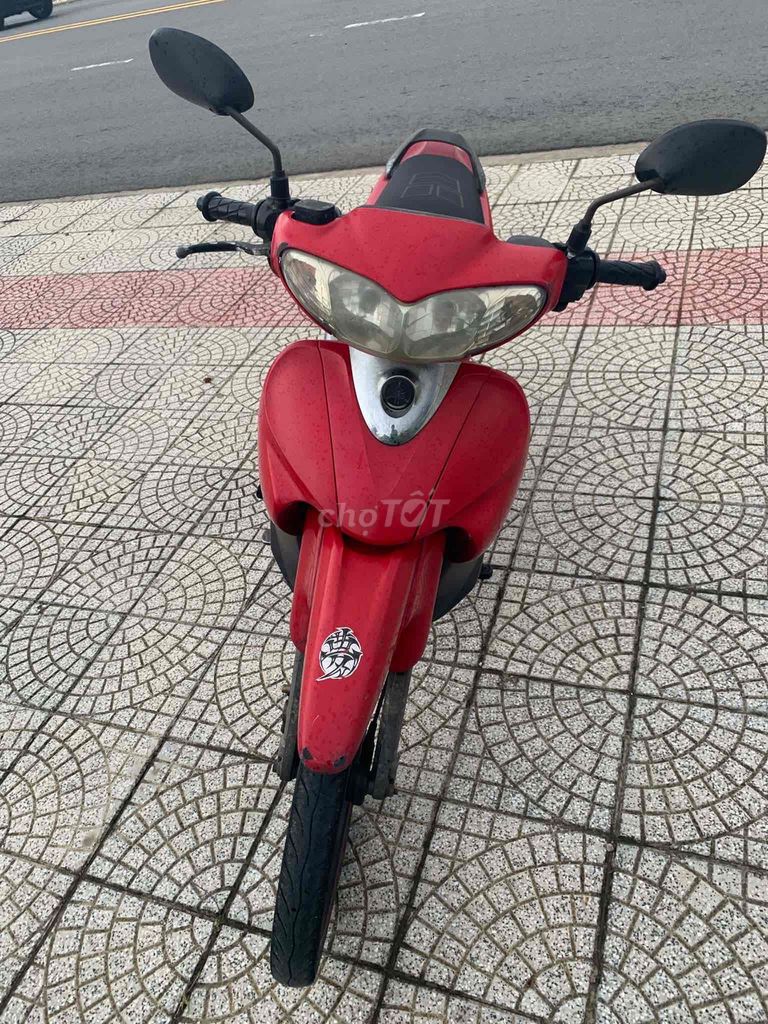 Красный скутер Yamaha Юпитер R