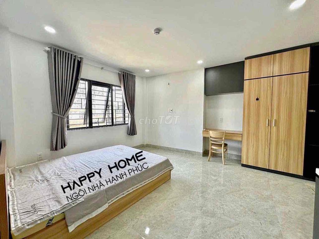 Phòng studio có 2 cửa sổ trời,rộng 30m2,gần ngã tư hàng xanh