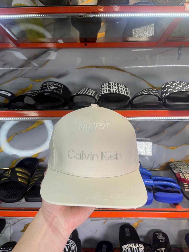 Mũ lưỡi trai Calvin Klein Kem. Mua bán Phụ kiện thời trang khác tại Thành phố Hồng Ngự Đồng Tháp được đăng bởi Lâm thiên đường hàng hiệu hình 1