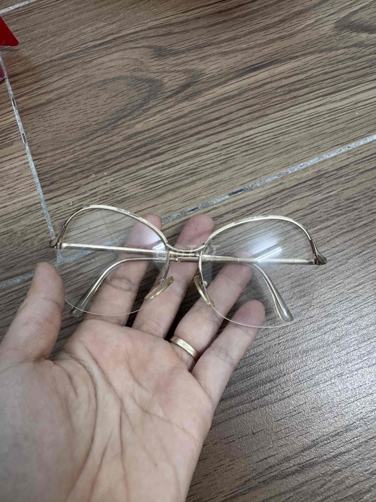 Kính  Essel Hoya Kim loại Vàng. Mua bán Phụ kiện thời trang khác tại Huyện Thanh Trì Hà Nội được đăng bởi Nguyễn dung hình 1