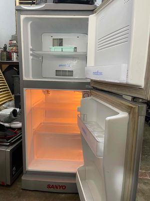Tủ lạnh Sanyo hai cửa màu xám bạc. Mua bán Tủ lạnh tại Thành phố Buôn Ma Thuột Đắk Lắk được đăng bởi trọng Dưỡng