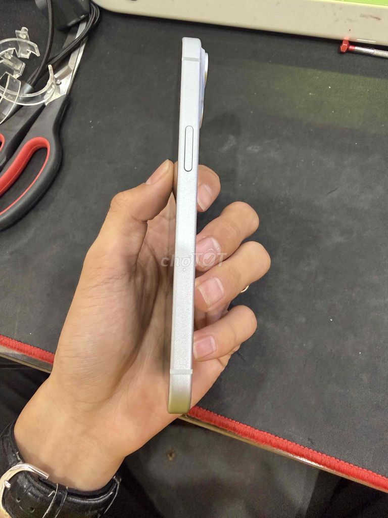 Apple iPhone 15 128GB Trắng Màn trầy nhẹ. Mua bán Điện thoại tại Thành phố Biên Hòa Đồng Nai được đăng bởi Truong Nguyen Viet hình 1