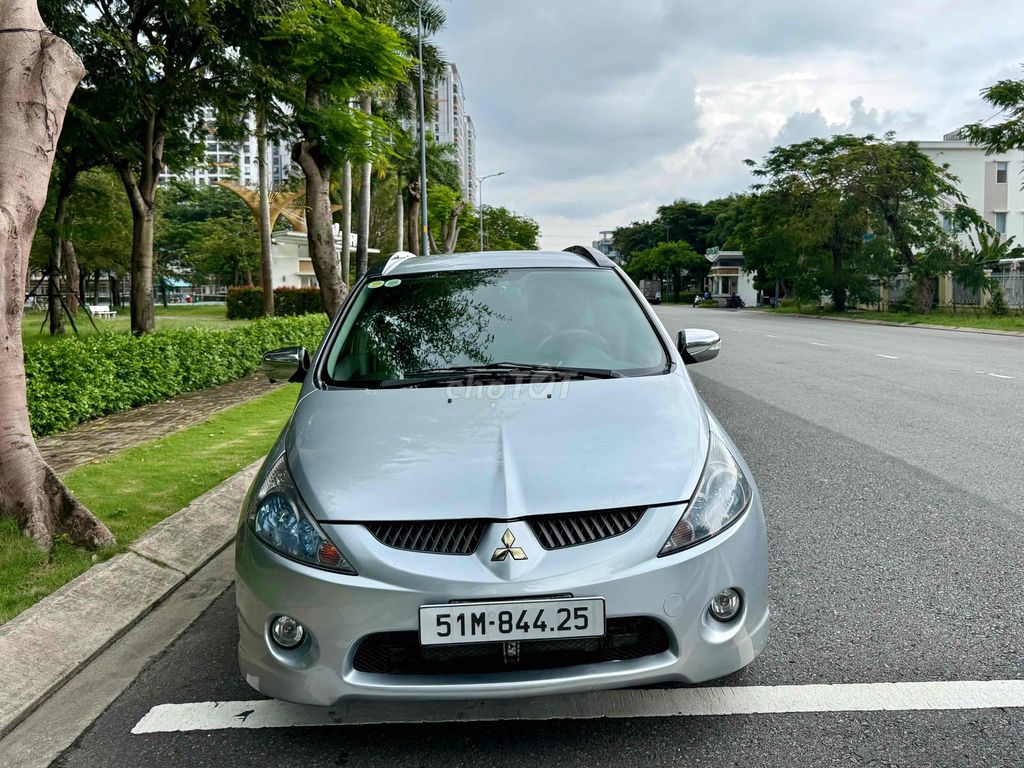 Mitsubishi Grandis 2009 серебристый 7 мест