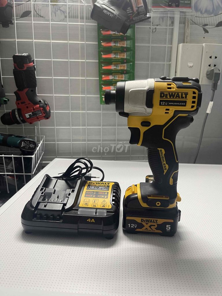 Bộ chuyên vít Dewalt DCF801 kèm pin, sạc nhanh