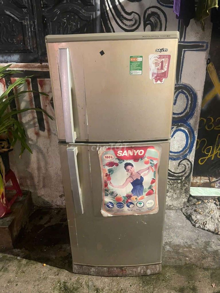Tủ lạnh Sanyo 180L Vàng đồng. Mua bán Tủ lạnh tại Thành phố Dĩ An Bình Dương được đăng bởi Như Đạt hình 1