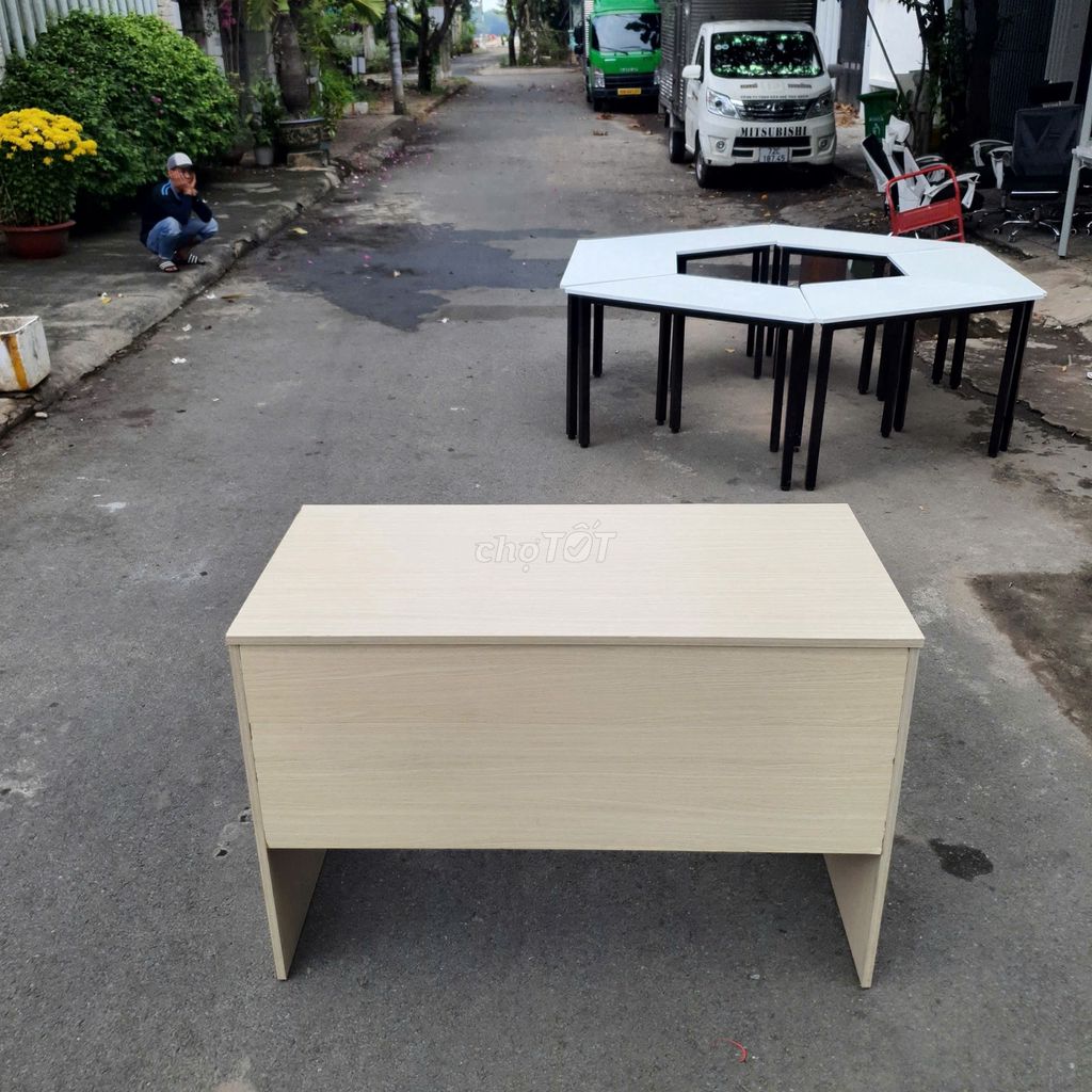 Bàn làm việc không hộc 1m2x60cm màu kem mới 95%