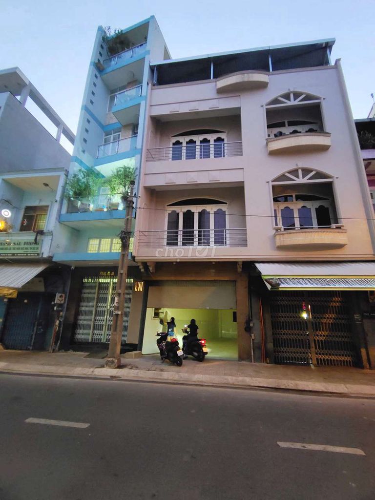 Cho thuê nhà Mặt tiền gần Hải Thượng Lãng Ông, Quận 5 9x23m 4 tấm 8 P