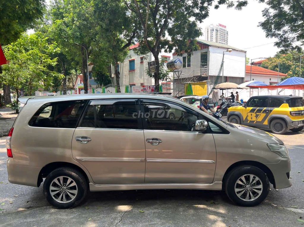 Toyota Innova 2016, золотистый, 7 мест
