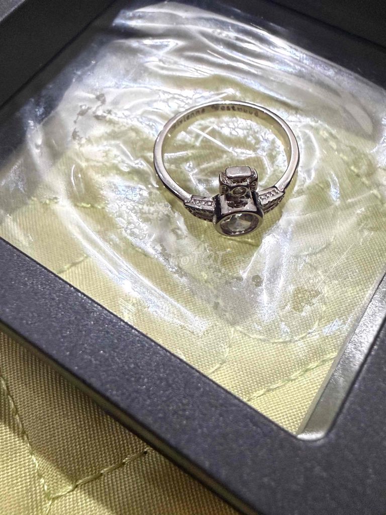 Nhẫn Vivienne Westwood Nữ Kim loại. Mua bán Phụ kiện thời trang khác tại Quận Thanh Xuân Hà Nội được đăng bởi Lê Khánh Linh hình 1