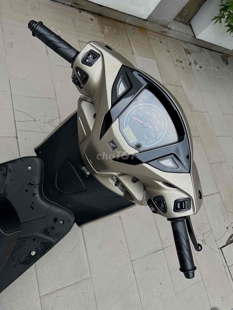 Honda Lead 125 2015 золото, хошиминские номера, 1 владелец