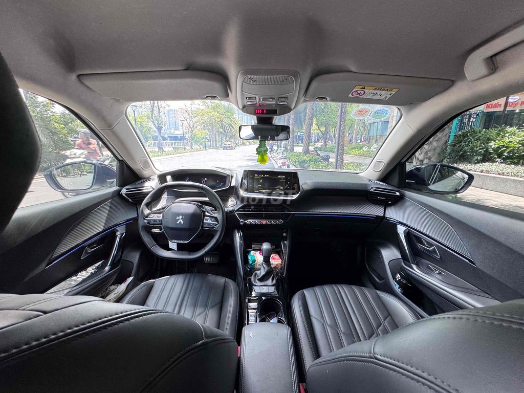 Импортный белый автомобиль Peugeot 2008 2022