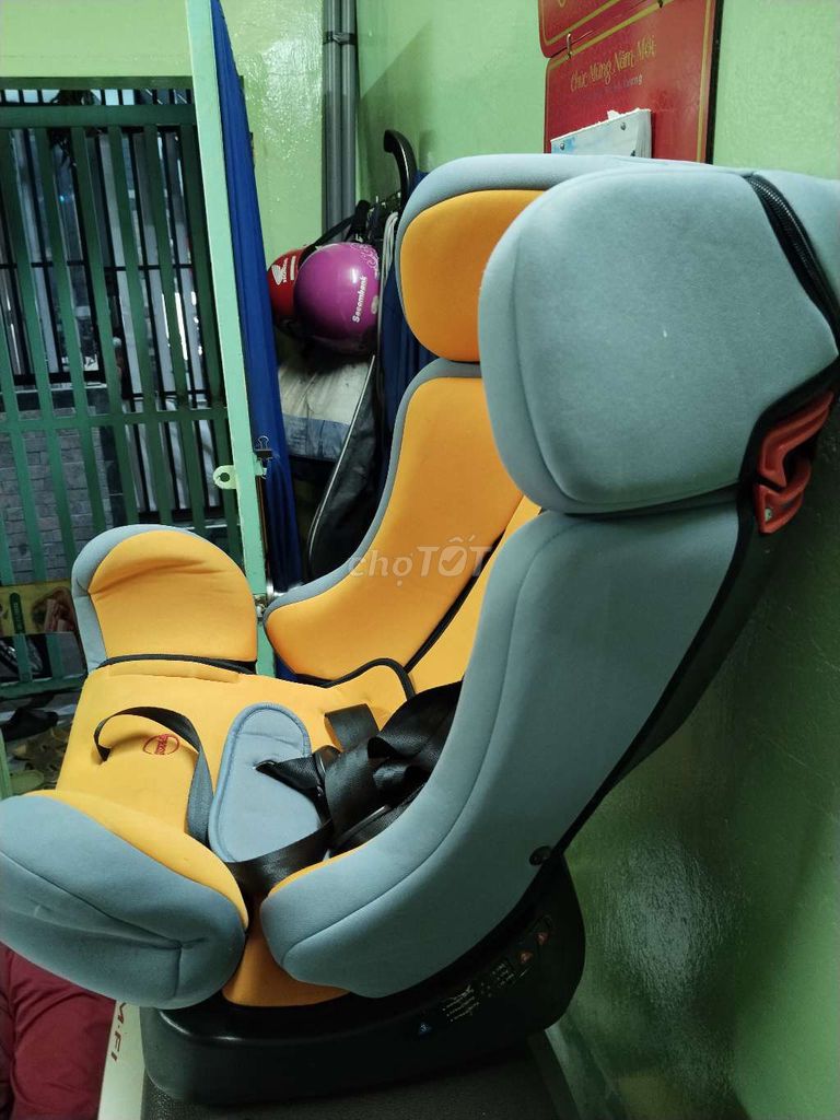 Ghế bé ngồi xe ôtô