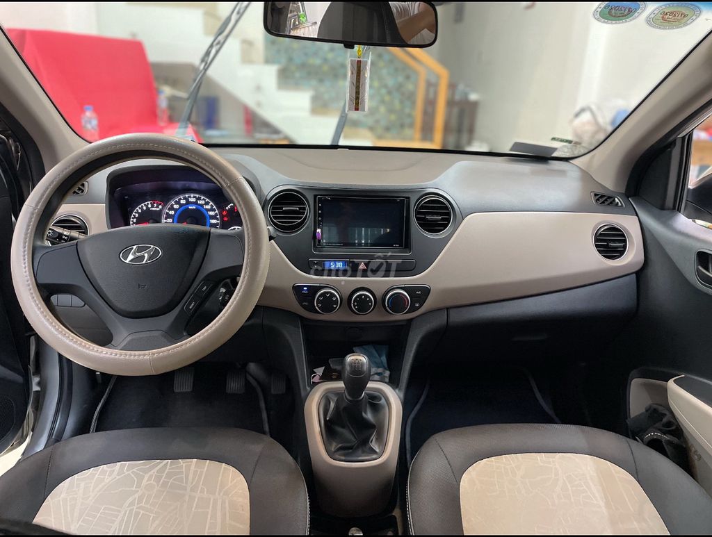 Hyundai Grand i10 механика серебристый 43555 км