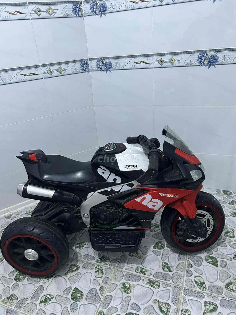 Xe điện trẻ em Đỏ Đen Trắng. Mua bán Mẹ và bé tại Quận 8 Tp Hồ Chí Minh được đăng bởi NGÂN ƠI  hình 1