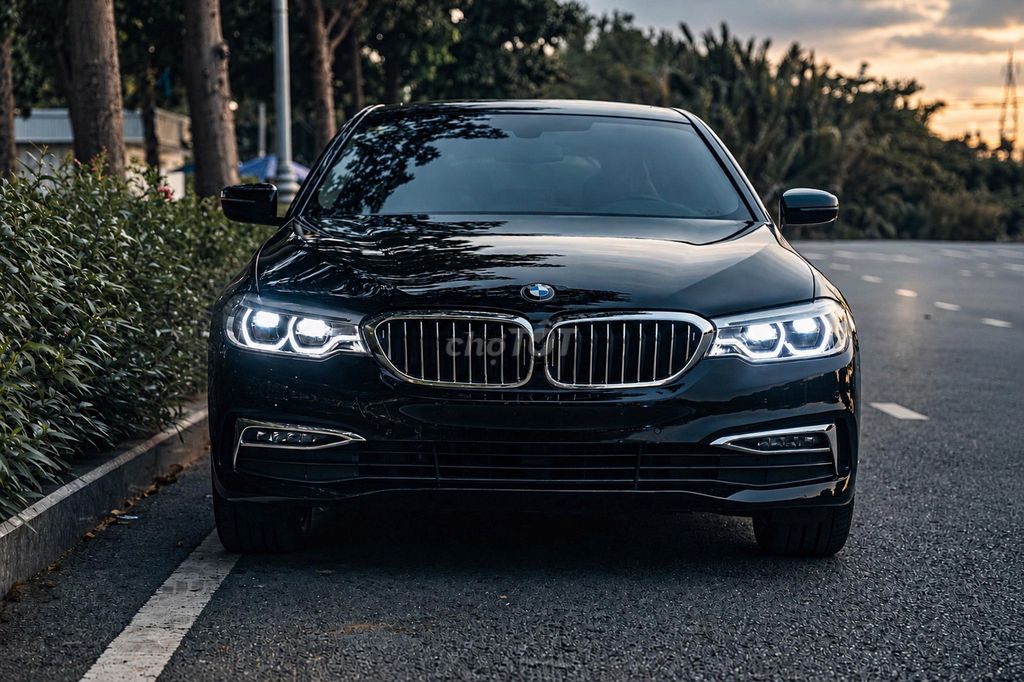 Линия класса люкс BMW 530i 2019, черная, 69 000 км