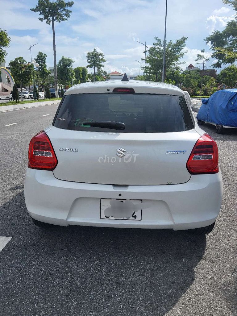 Suzuki Swift 2019 белый 5 мест 73 811 км