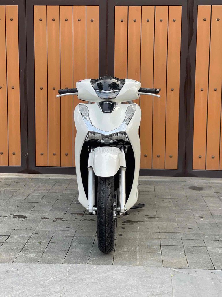 Honda SH 125i CBS 2025 Trắng. Mua bán Xe máy tại Huyện Gia Lâm Hà Nội được đăng bởi Xe Máy Phúc Hưng hình 1