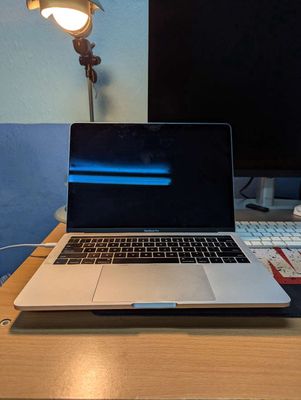 MacBook Pro 2018 4 thunderbolt bị iCloud
