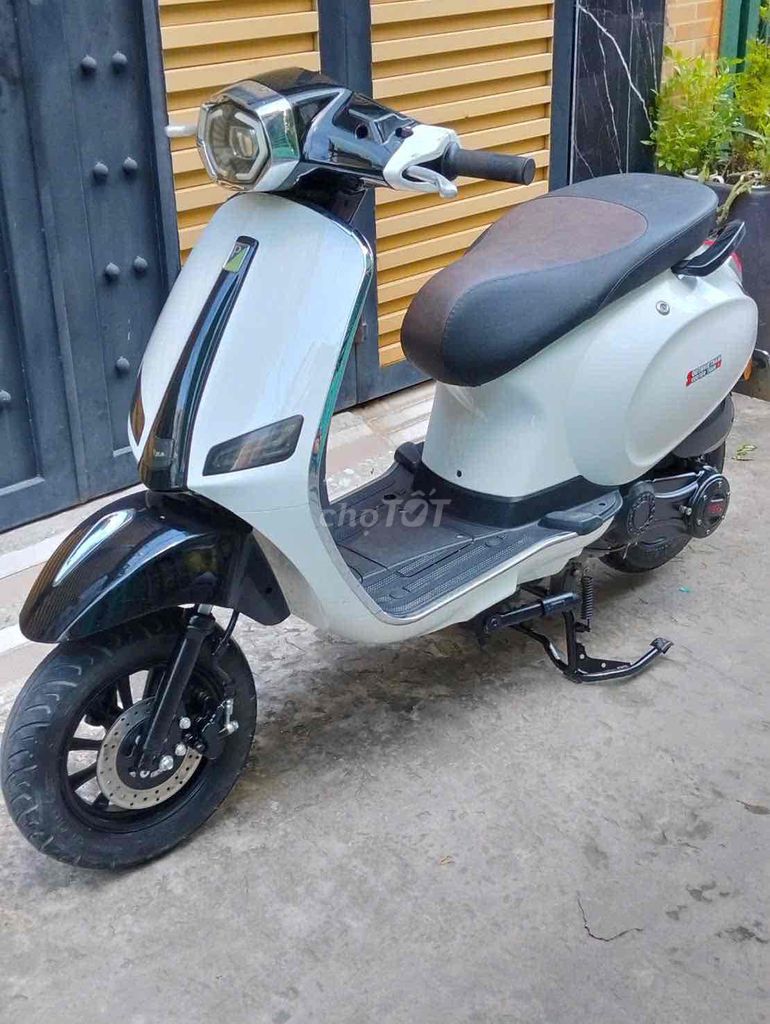 Белый и черный скутер 50cc для школьников