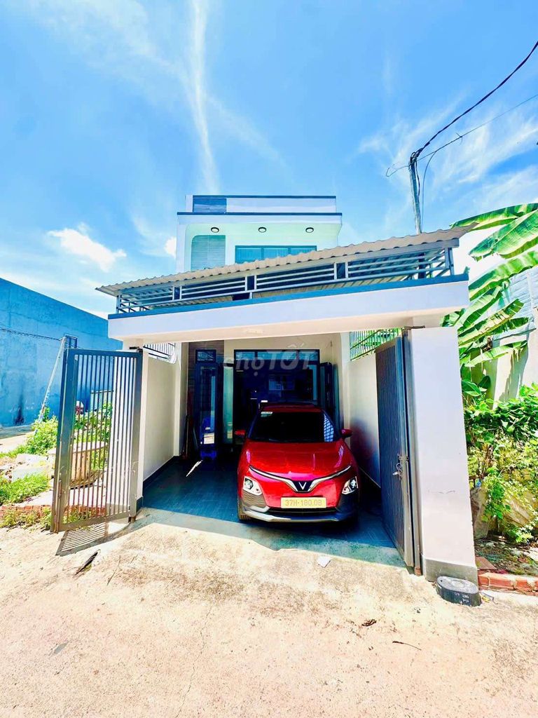 Nhà trệt lầu lửng phong cách hiện đại cách trường cấp 2 phú hòa 800m