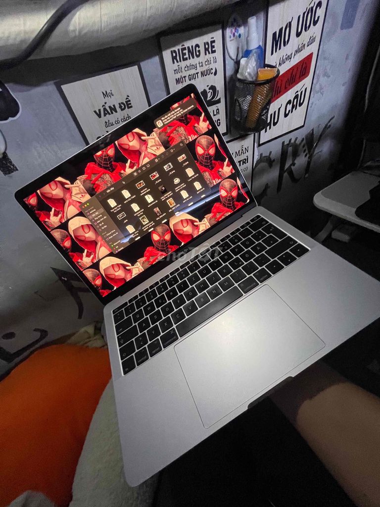 Apple Macbook Pro 2017 Bạc Full Chức Năng. Mua bán Laptop tại Quận 4 Tp Hồ Chí Minh được đăng bởi Stanley hình 1