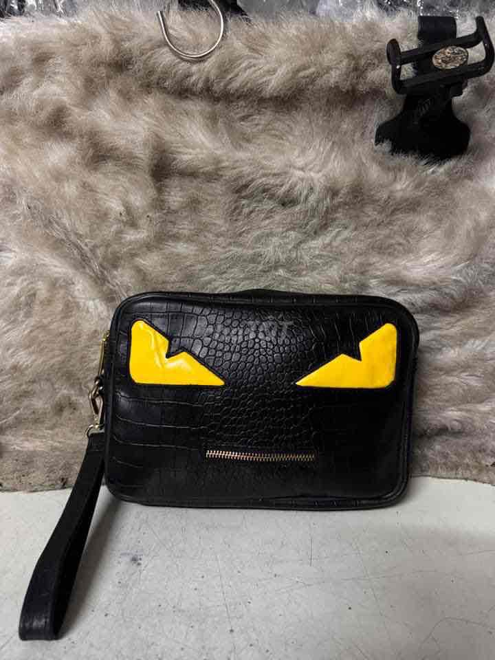 Clutch cầm tay FENDI size 24x17 tem mác đầy đủ