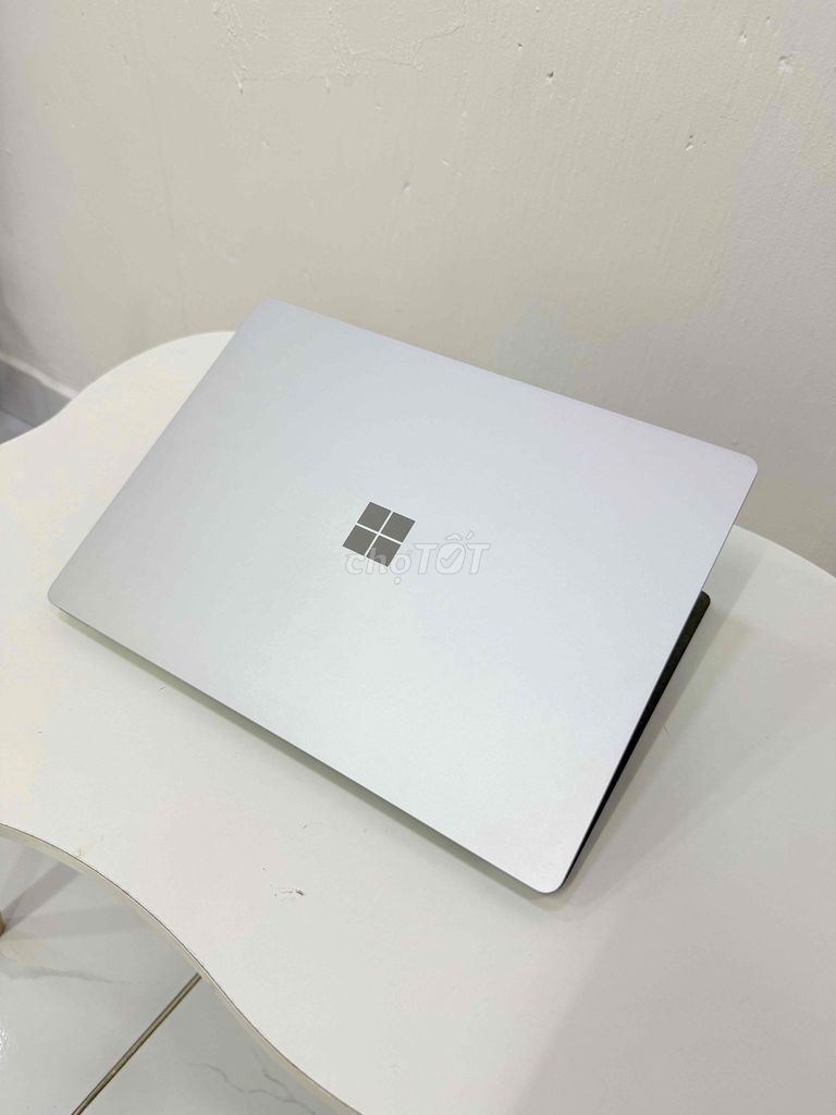 Microsoft Surface Laptop 2 vỏ nhôm màu bạc. Mua bán Laptop tại Quận Tân Bình Tp Hồ Chí Minh được đăng bởi vy hình 1