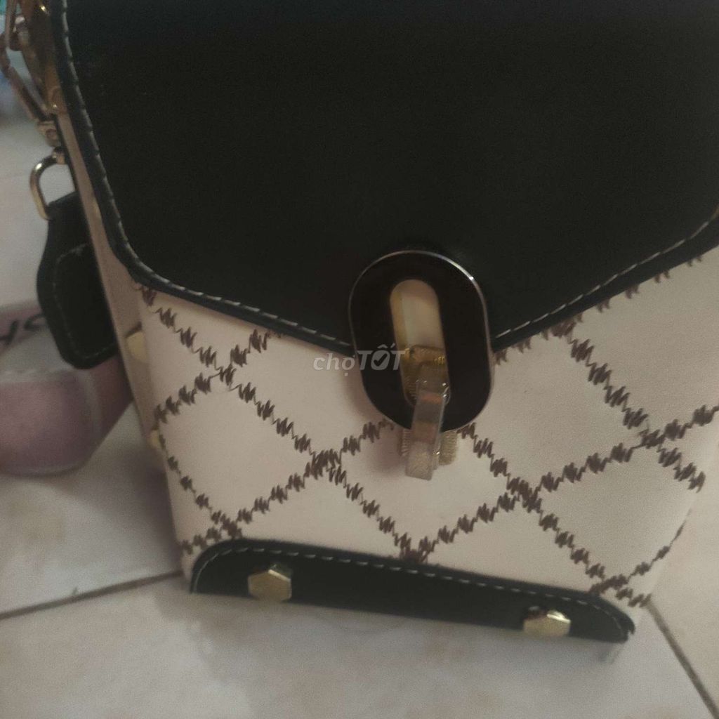 Túi đeo chéo Nữ Đen Trắng Mới. Mua bán Túi xách tại Quận Ninh Kiều Cần Thơ được đăng bởi Lưu Ngọc Bảo Châu  hình 1