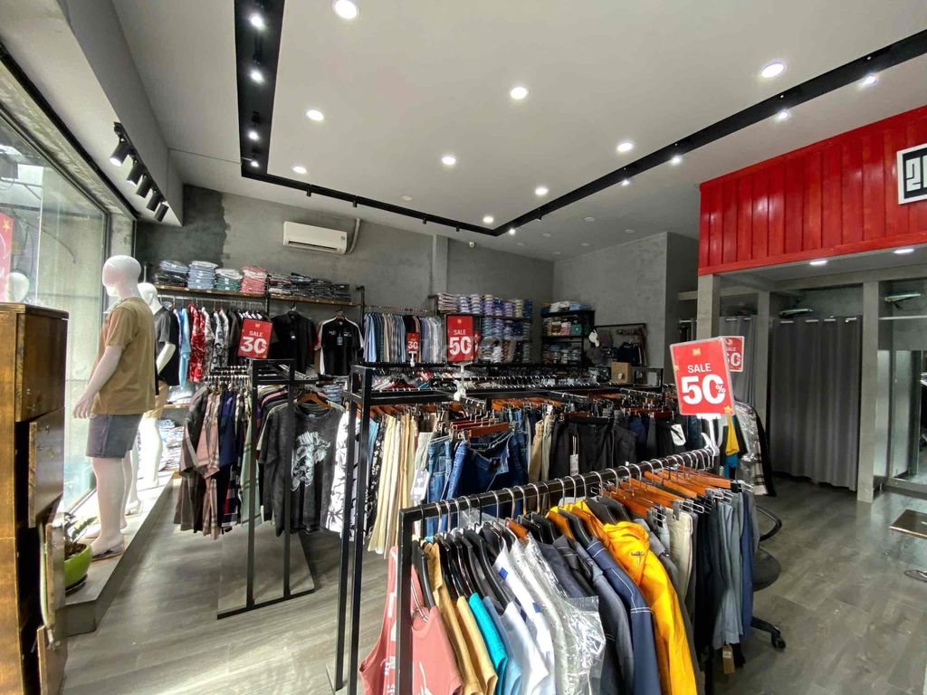 TUYỂN NỮ BÁN HÀNG SHOP QUẦN ÁO NAM