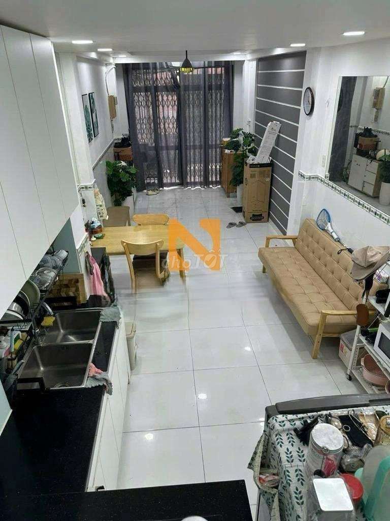 Lê Thị Riêng Q1. 1 trệt 3 lầu 3pn. giá chỉ 15tr