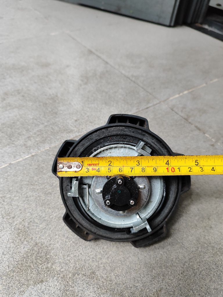 Nắp bình xăng nhựa đen có khóa. Mua bán Phụ tùng xe tại Quận Liên Chiểu Đà Nẵng được đăng bởi Tuyền hình 7