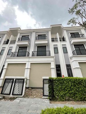 Cần tiền gấp - chính chủ bán lỗ nhà phố Riverside Bến Lức Long An