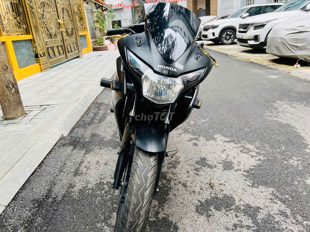 Honda CBR 150R 2018 Черный тайский автомобиль красивый и гладкий