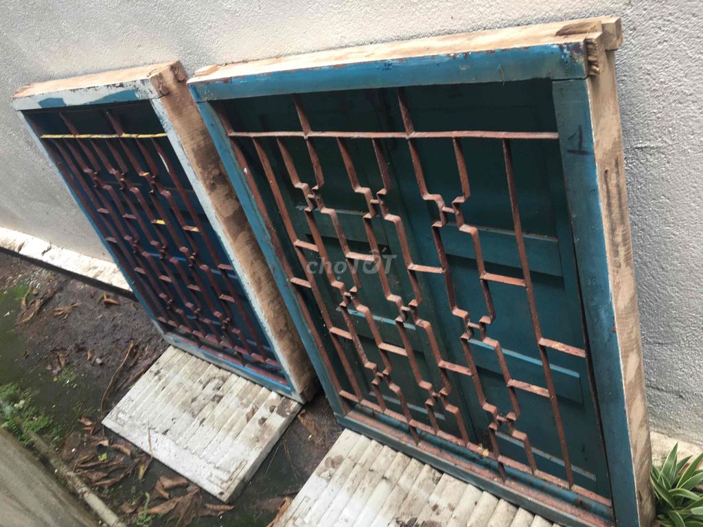 2 bộ Cửa sổ Sắt, Gỗ Xưa