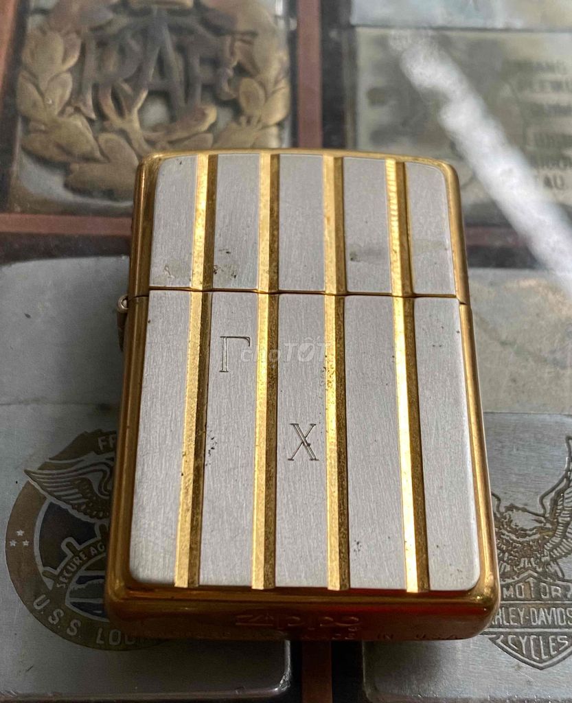 Zippo Brass ốp Gold IX la mã