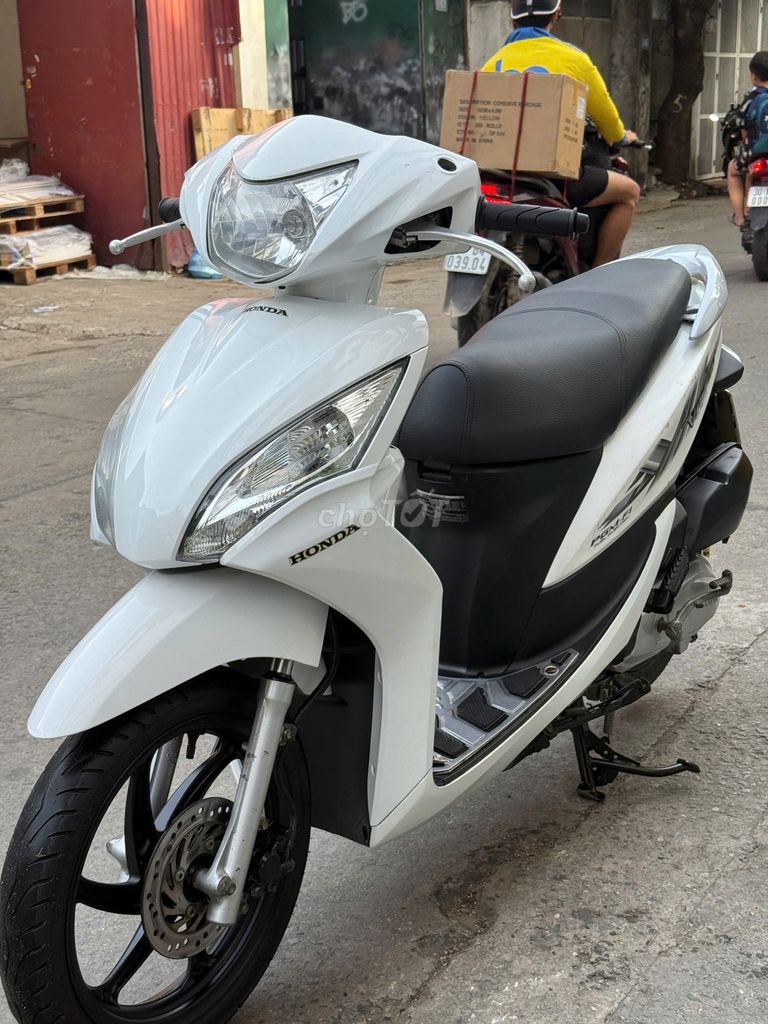 VISION MÀU TRẮNG 2012 CÒN RẤT MỚI. Mua bán Xe máy tại Quận Cầu Giấy Hà Nội được đăng bởi E Hoà hình 4