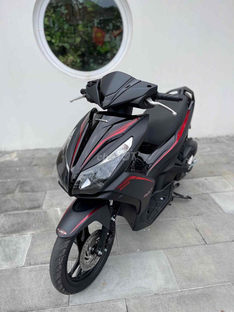 Черный красный скутер Honda Air Blade