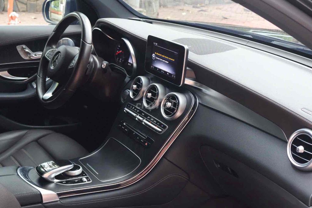 Mercedes Benz GLC 300 4matic model 2017 1 chủ. Mua bán Ô tô tại Quận 8 Tp Hồ Chí Minh được đăng bởi Khoa nguyễn hình 7