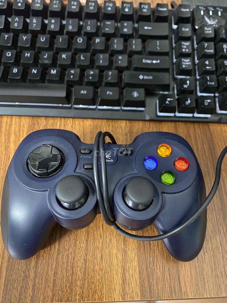 Tay cầm Logitech Đen Có dây Còn bảo hành. Mua bán Thiết bị chơi game tại Quận Cẩm Lệ Đà Nẵng được đăng bởi Linh Tran hình 1