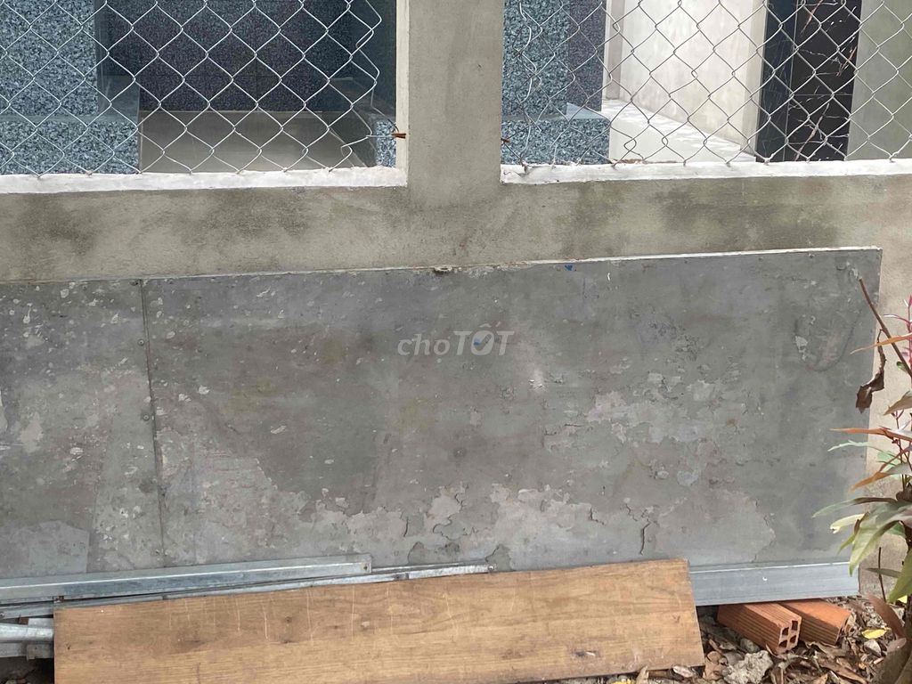 Cánh cửa sắt cao 2 m ngang 80cm rất nặng