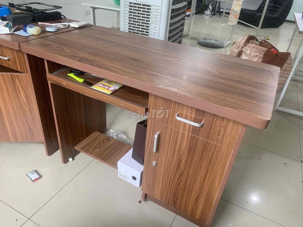 Bàn làm việc gỗ nâu có ngăn kéo. Mua bán Bàn ghế tại Quận Thanh Xuân Hà Nội được đăng bởi Minh hình 1