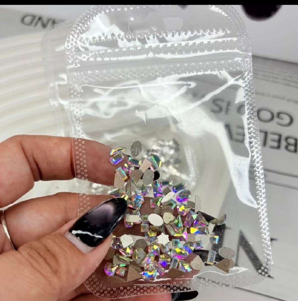 Đá gắn móng 7 màu 50 viên. Mua bán Phụ kiện thời trang khác tại Thành phố Vĩnh Long Vĩnh Long được đăng bởi ST STORE chuyên sỉ hình 1