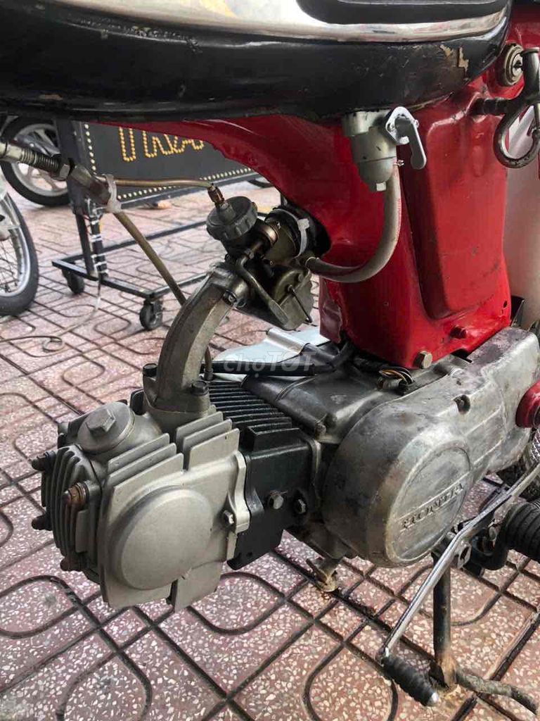 Классический мотоцикл Honda 67 красного цвета