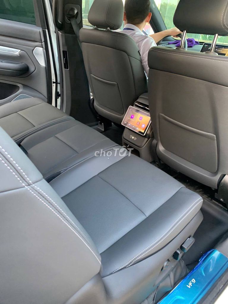 VinFast VF9 Plus màu trắng trần thép 7 chỗ 2024. Mua bán Ô tô tại Quận Hoàn Kiếm Hà Nội được đăng bởi Chin Chít hình 3