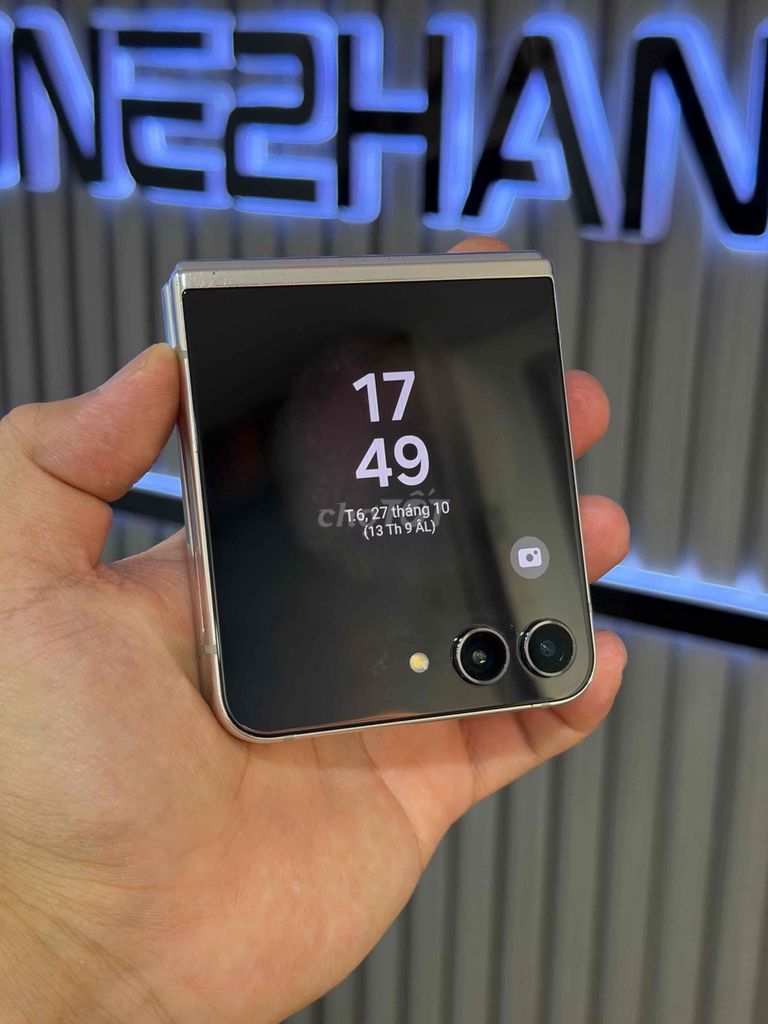 Samsung Z Flip 5 256GB Bạc 8GB 2 sim. Mua bán Điện thoại tại Quận 3 Tp Hồ Chí Minh được đăng bởi Phone2Hand hình 1