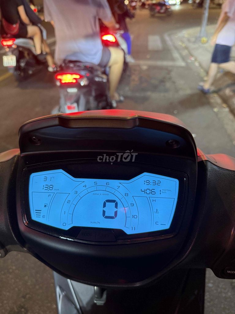 Piaggio Medley S 125cc, коричневый, пробег 5000 км, очень новый