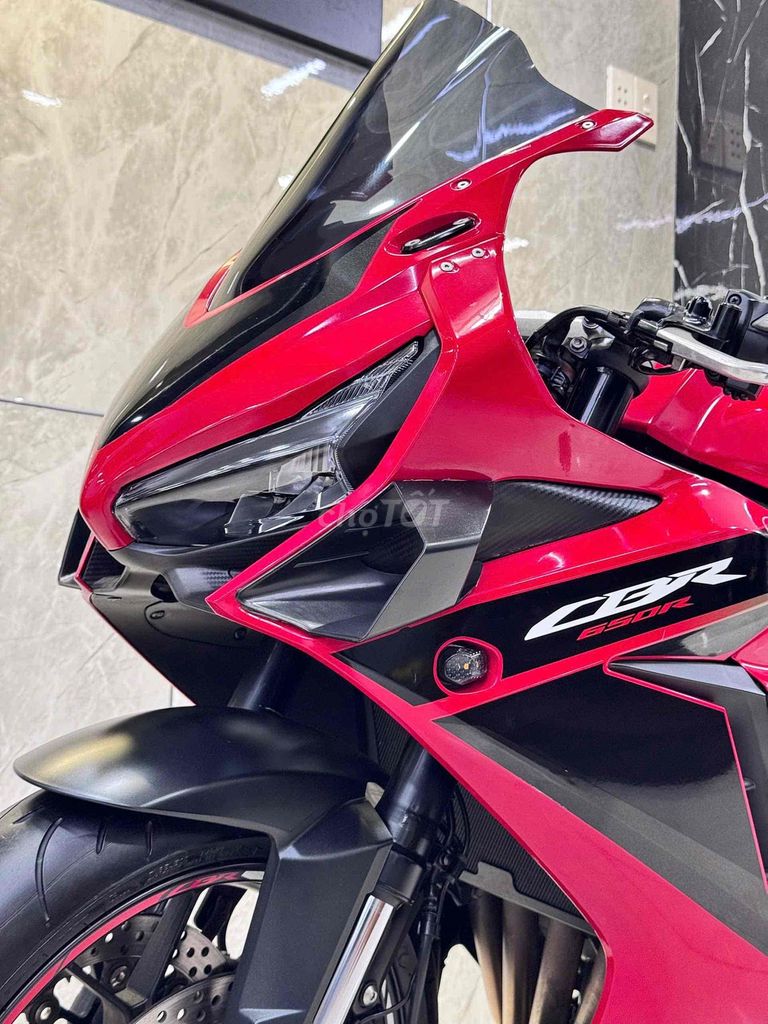 Хонда CBR650R 2023 красная черная 9000 км