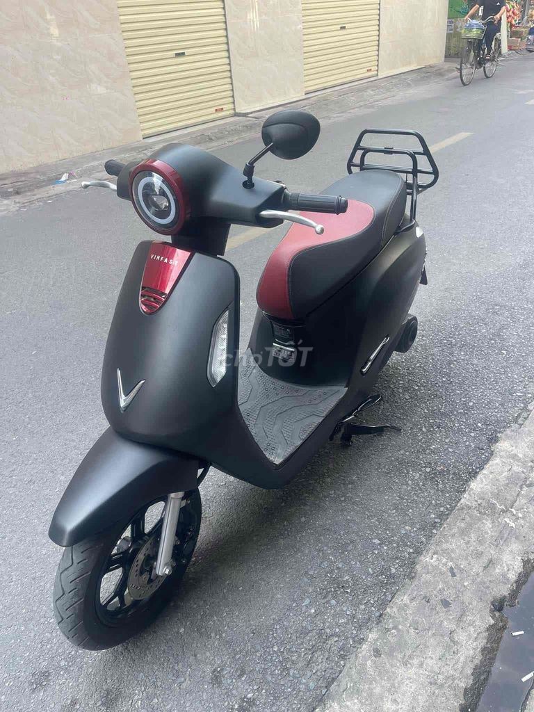 Черный электрический скутер VinFast Evo 200