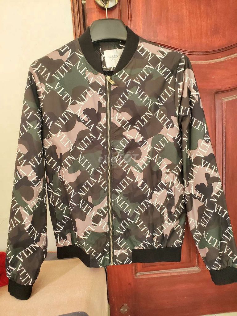 Áo khoác Valentino Unisex Rằn ri Mới 95%. Mua bán Quần áo tại Quận Lê Chân Hải Phòng được đăng bởi Thành Nguyễn hình 1