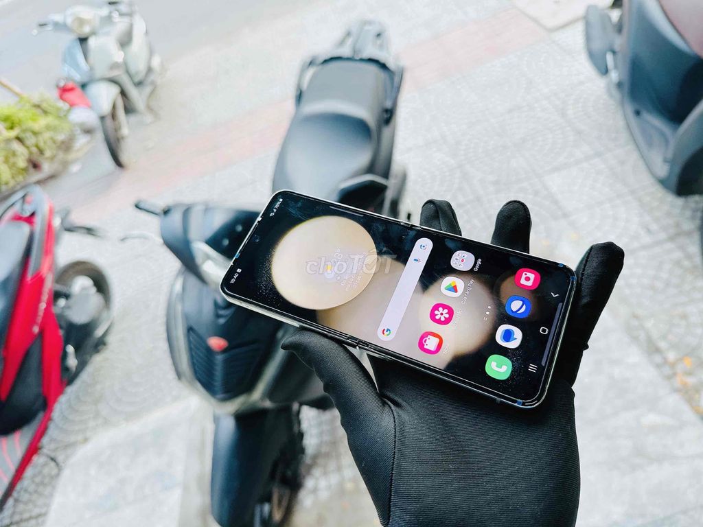 Samsung Z Flip 5 256G màu kem bản Hàn nguyênzin Áp. Mua bán Điện thoại tại Quận Hải Châu Đà Nẵng được đăng bởi TUẤN LUXURY MOBILE ĐÀ NẴNG hình 1